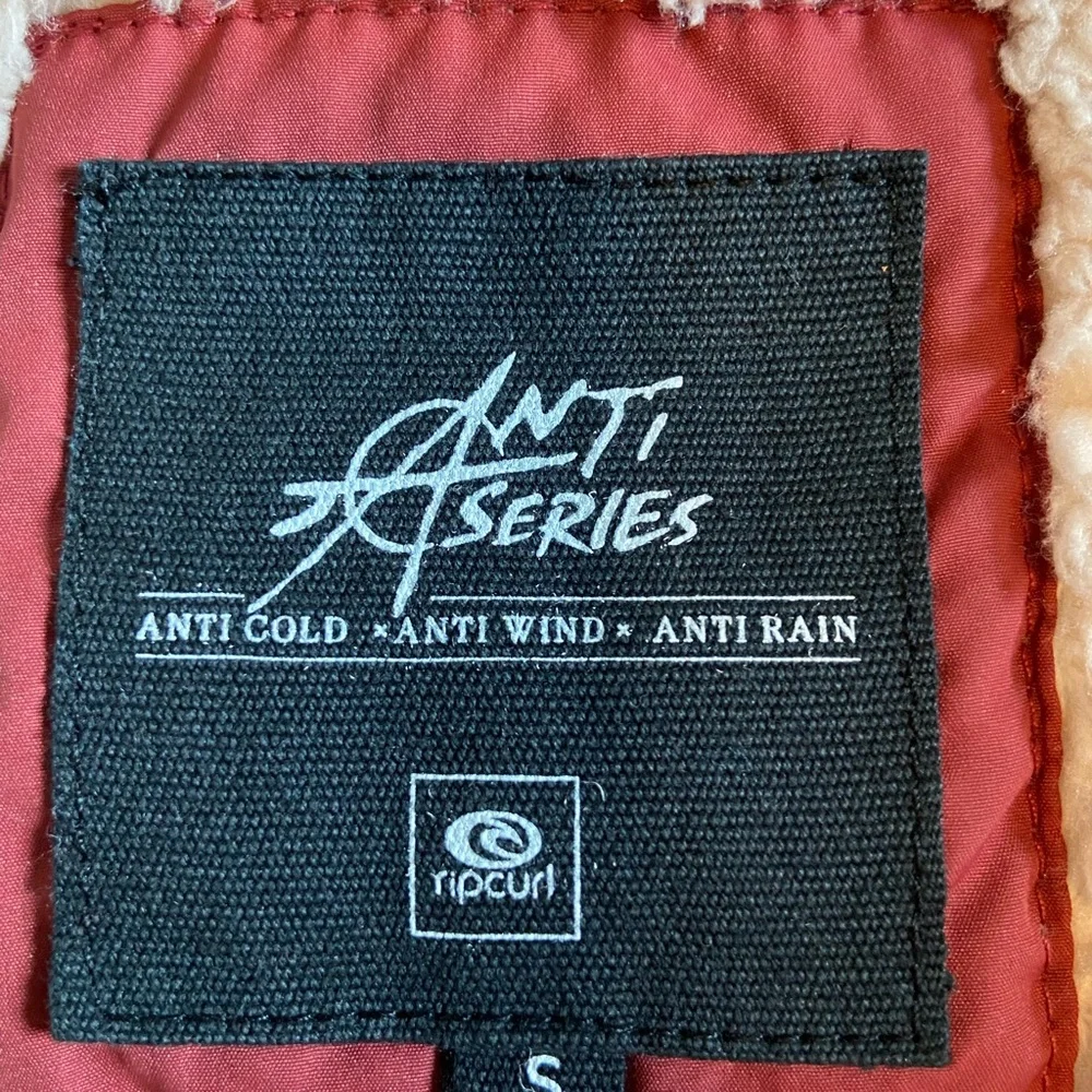 Red Rip Curl Puffer Jacket - Picture 4 of 5